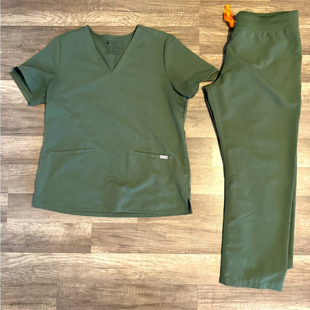 Figs Scrub Set Moss Green
Women 
Large Casma top 
Large Petite Livingston Pants